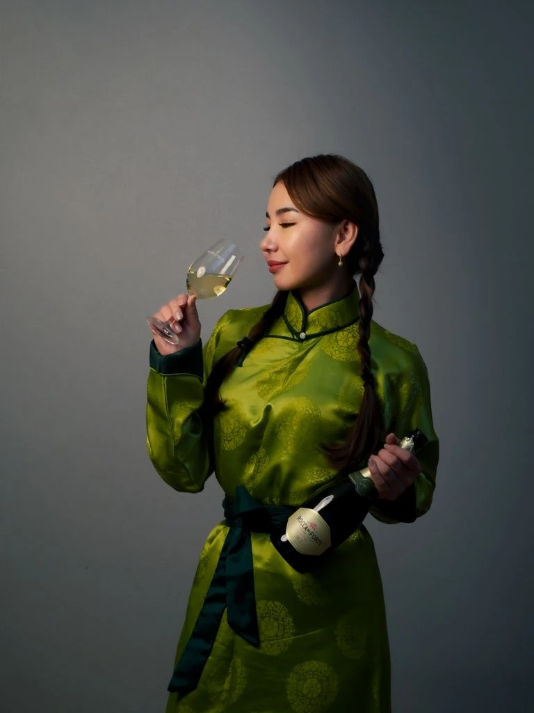 Sommelier Elena Rossi pouring a taste at the bar